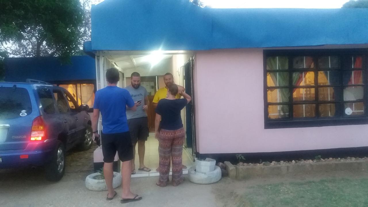 Kumunzi Backpackers Vandrarhem Lusaka Exteriör bild