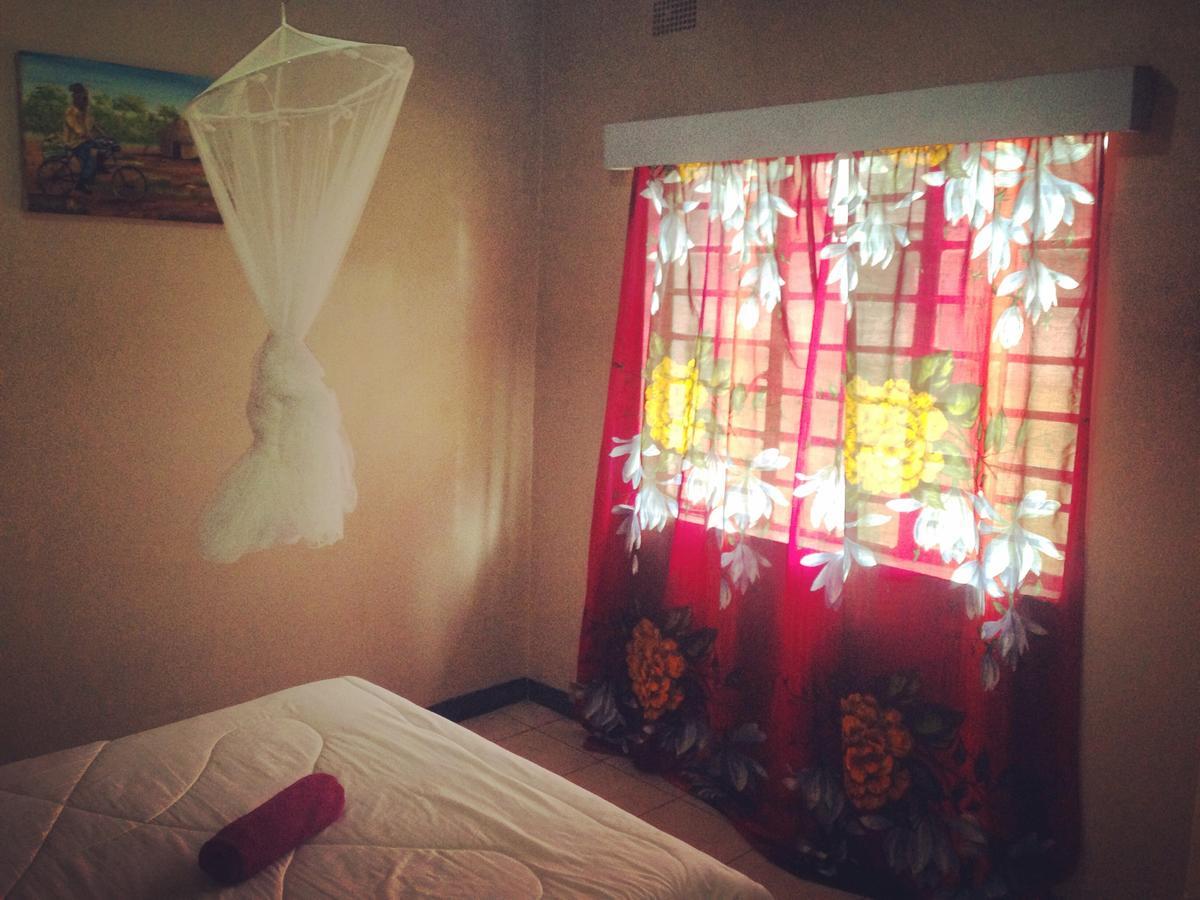 Kumunzi Backpackers Vandrarhem Lusaka Exteriör bild
